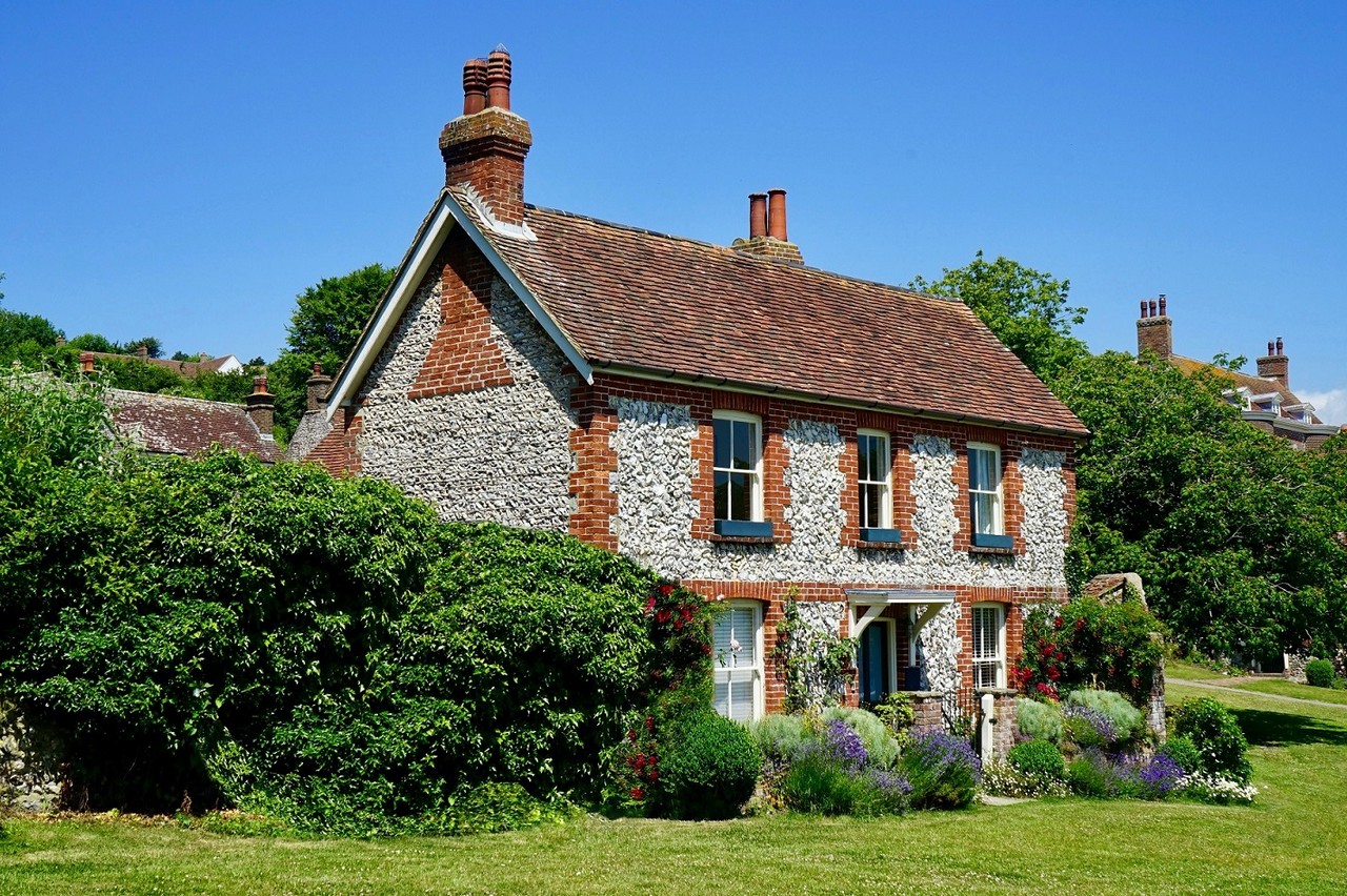 From thatch to 3D homes– a background of residence structure via the ages