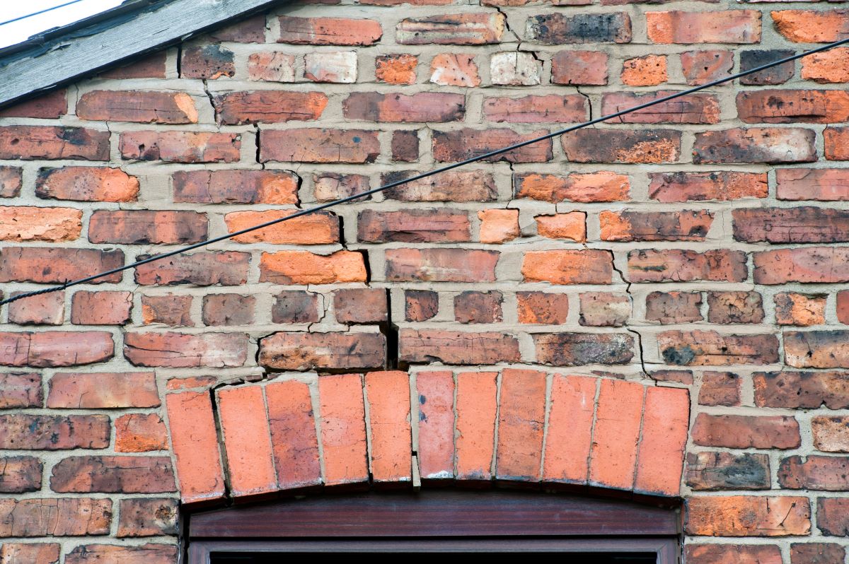 Subsidence in your house: The causes and warning indicators