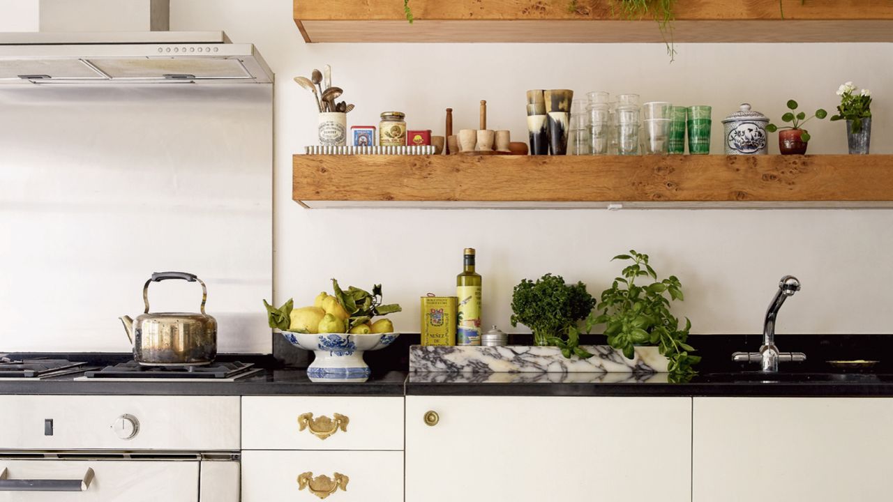 4 methods to bring character to a white kitchen area