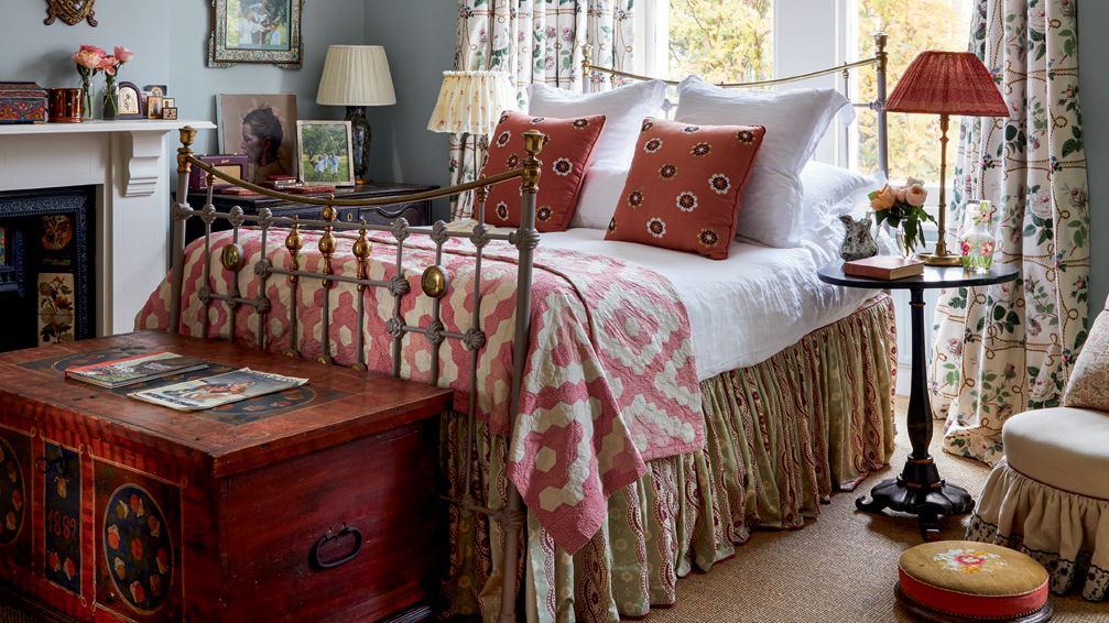 3 methods to set out a timeless Victorian bed room