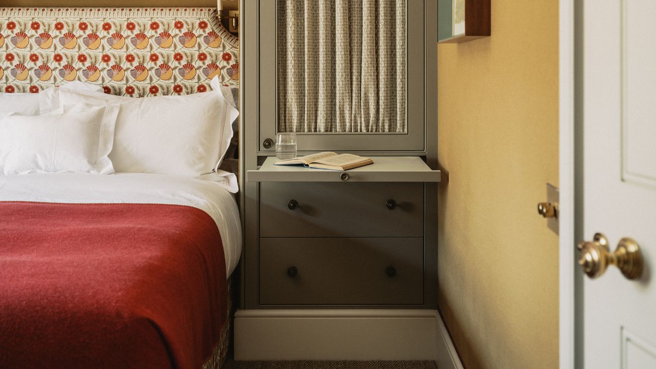 3 smart methods to include storage into a little bed room